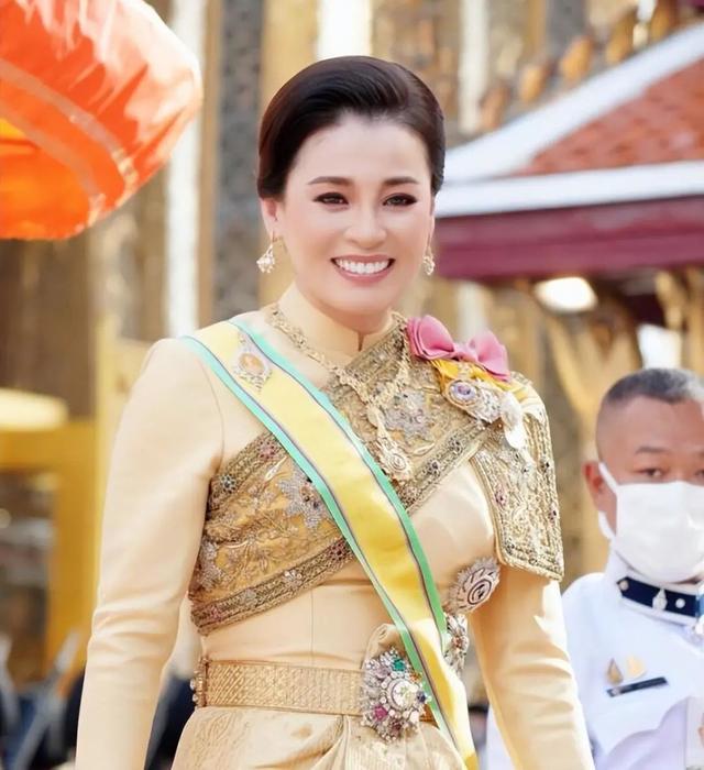 包含世界足球大赛：女子团队崭露锋芒的词条